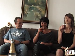甜瓜喜欢她贪婪的屁股洞里的僵硬鸡巴