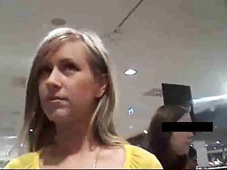 巨型狂野性在家里有一个娇小的荡妇