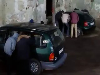 Jess Lincoln在与两名男子一起工作时尝试严厉的性行为